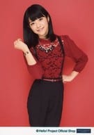Juice=Juice/金澤朋子/膝上・衣装赤黒・右手グー・左手腰・背景赤/公式生写真