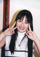 沢井美優/バストアップ・衣装白・ボーダー・両手ピース頬・首かしげ/写真集「みゅ」生写真