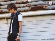 INORAN/横型・膝上・衣装黒・白・ストール・サングラス・左向き・両手下・顔下向き/FC「NO NAME?」限定生写真