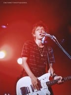 INORAN/ライブフォト・膝上・衣装黒・両手ギター・口開け・目線左・ライト赤/FC「NO NAME?」限定生写真