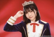 Wake Up， Girls!/吉岡茉祐/横型・バストアップ・衣装白黒・右手髪・冠・背景赤/「Green Leaves Fes」ランダムブロマイド