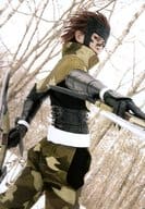 YOU/膝上・衣装緑・黒・振り向き・両手武器・右手突き出し・野外/DVD写真集「紅蓮ノ華」特典生写真