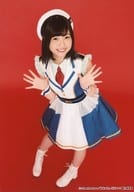 Wake Up， Girls!/吉岡茉祐/全身・衣装白・青・帽子・両手パー・歯見せ・背景赤/Wake Up， Girls! 4th LIVE TOUR「ごめんねばっかり言ってごめんね!」ブロマイド 2017 SUMMER