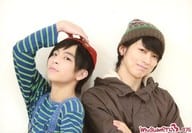 076 ： むすめん。/あおい・野崎弁当/横型・バストアップ・衣装緑青茶・ボーダー柄・帽子・あおい右手頭・野崎腕組み・ロゴ「musumen。」/公式生写真