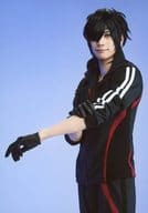 東啓介(燭台切光忠)/膝上・内番衣装・左向き・左腕伸ばし・背景青・キャラクターショット/「舞台『刀剣乱舞』悲伝 結いの目の不如帰」ブロマイド(個人セット)