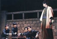 集合(5人)/ライブフォト・横型・膝上・座り・右手上げ/舞台「若様組まいる～アイスクリン強し～」舞台写真
