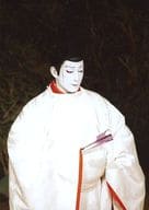 市川海老蔵/ライブフォト・上半身・衣装白・赤・烏帽子・右向き・右手扇子・背景黒・2Lサイズ/公式生写真