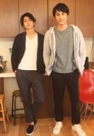 稲葉友・中村蒼/全身・衣装黒・白・グレー・両手ポケット・稲葉左足曲げ/「中村蒼＆稲葉友トークイベント『ふたりでダラしゃべり!』」稲葉友「友撮」生写真