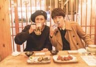 村井良大・玉城裕規/横型・上半身・衣装黒・茶色・座り・右手飲み物・手前テーブル・窓辺/僕たちの小トリップ 広島篇 Lサイズ生写真B