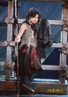 村井良大(ザッパ)/ライブフォト・全身・衣装黒・体右向き・右手武器・左足曲げ/舞台「マホロバ」生写真