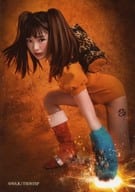 長谷川かすみ(ディアンヌ)/全身・足広げ・左手下・背景茶色・キャラクターショット/舞台「七つの大罪 The STAGE」ランダムブロマイド