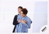 A.B.C-Z/河合郁人・五関晃一/横型・衣装青紺・河合両手を五関胸元/アルバム「VS 5」収録「Rock with U / Future Light」MV撮影オフショット