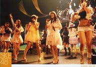 SKE48/集合(8人)/ライブフォト・横型・全身・衣装白・「ごめんね、SUMMER」衣装・ライトオレンジ/DVD「SKE48 リクエストアワーセットリストベスト30 2010 ～神曲はどれだ?～」特典生写真