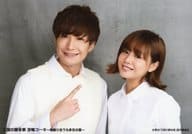 井深克彦・新垣里沙/横型・バストアップ・衣装白・井深人差し指立て・背景グレー/「天国の脚本家 冴嶋コーキ ～袖振り合うも多生の宴～」公演パンフレット＆公演DVDセット購入特典