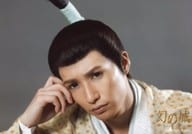 井深克彦(豊臣秀頼)/横型・バストアップ・衣装ベージュ.白・右手頭・顔左傾き・キャラクターショット/舞台「幻の城～戦国の美しき狂気～」ブロマイド