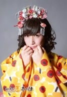 井深克彦(小松姫)/バストアップ・衣装黄色・両手グー顎・背景グレー・キャラクターショット/「ゆく年く・る年冬の陣 師走明治座時代劇祭」ブロマイド
