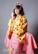 井深克彦(小松姫)/膝上・衣装黄色・ピンク・右手曲げ・左手腹・背景グレー・キャラクターショット/「ゆく年く・る年冬の陣 師走明治座時代劇祭」ブロマイド