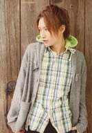 井深克彦/上半身・衣装グレー・チェック柄・両手下げ ・顔左向き・背景茶色/公式生写真
