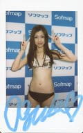 ☆富樫あずさ/直筆サイン入り・膝上・水着ベージュ・黒・両手ピース・背景水色・白・ソフマップ/DVD「あずの課外授業」特典生チェキ
