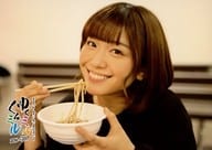 ミルキィホームズ フェザーズ/愛美/横型・バストアップ・衣装黒・右手箸・左手皿・蕎麦・歯見せ・2Lサイズ/「ミルキィホームズ ファンクラブイベント ゆくミルくるミル 2016→2017」フォトチョイス