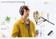嵐/櫻井翔/横型・バストアップ・衣装マスタード・ヘッドホンつける・体右向き/シングル「君のうた」MV＆ジャケ写撮影オフショット/公式生写真