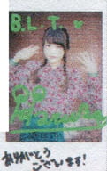 ☆ふわふわ/岩崎春果/直筆サイン、メッセージ入り「B.L.T. ありがとうございます!」・膝上・衣装白.黒.赤・花柄・両手パー/雑誌「B.L.T. 2017年11月号」抽選プレゼント当選品 生チェキ