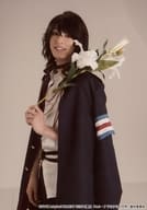 杉江大志(尾崎隼人)/膝上・衣装黒・白・左向き・左手花・背景白・キャラクターショット/舞台「ニル・アドミラリの天秤」ブロマイド