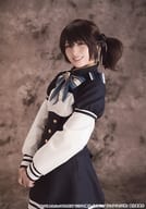 大和田南那(久世ツグミ)/膝上・衣装黒・白・青・左向き・両手重ね・背景茶色・キャラクターショット/舞台「ニル・アドミラリの天秤」ブロマイド