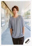 嵐/相葉雅紀/膝上・衣装グレー・両手ポケット/「ARASHI Anniversary Tour 5×20」グッズオフショット/公式生写真