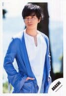 嵐/松本潤/上半身・衣装水色白・両手ポケット・体右向き/「ARASHI Anniversary Tour 5×20」グッズオフショット/公式生写真