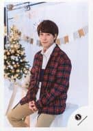 関西ジャニーズJr./朝田淳弥/膝上・座り・衣装赤白・両手組み・顔正面/「X’mas Party!! 2018」グッズオフショット