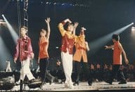 ジャニーズ/集合(5人)/ライブフォト・横型・全身・衣装赤黄オレンジ・センター生田斗真・右手上げ・左手マイク・枠無し/ジャニーズファミリークラブ生写真