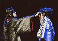 中村隼人(うちはサスケ)・市瀬秀和(うちはイタチ)/ライブフォト・横型・上半身・衣装黒・銀・右手頭・向かい合わせ・キャラクターショット・2Lサイズ/新作歌舞伎『NARUTO-ナルト-』公演ブロマイド