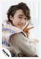 SexyZone/マリウス葉/バストアップ・振り返り・衣装白赤青・左手ピース/公式生写真