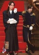 今井雄太郎(御杜守)・田坂秀樹(宮ノ杜勇)/全身・田坂衣装黒・軍服・帽子・手袋白・足クロス・今井衣装黒・白・和服・眼鏡・腕組み・階段・キャラクターショット/華ヤカ哉、我ガ一族 オペラカレイド ブロマイド