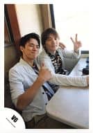 V6/井ノ原快彦・長野博/上半身・座り・衣装白・井ノ原右手グッドポーズ・長野左手ピース/公式生写真