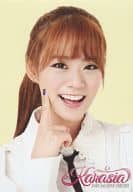 KARA/SeungYeon(スンヨン)/顔アップ・右手指頬・背景黄/「KARA 2nd JAPAN TOUR 2013 KARASIA」ブロマイド(C)