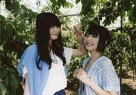 山口立花子・渡部優衣/横型・バストアップ・衣装水色・白・左手にさくらんぼ/特典生写真