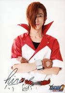 廣瀬大介(王都楼真悟)/上半身・キャラクターショット・衣装白・赤・腕組み・印刷サイン入り・2Lサイズ/舞台「逆転裁判2 ～さらば、逆転～ 再演」