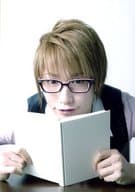 井深克彦/バストアップ・衣装黒・両手本・前屈み・キャラクターショット/舞台「僕等の図書室」ブロマイド