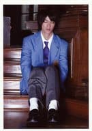 浜尾京介(葉山託生)/全身・座り・制服・青・白・両目閉じ・階段・キャラクターショット/タクミくんシリーズ3「美貌のディテイル」