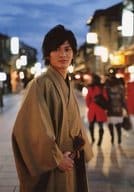 篠谷聖/膝上・右向き・衣装茶色・着物・右手腰・路上/DVD「white cube Vol.6 華道編」特典生写真
