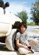 泉政行/全身・座り・衣装グレー・両手カメラ・タイヤ寄りかかり・車・背景野外/DVD「GREEN FLASH」特典