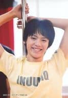 D2/阿久津愼太郎(シンタロウ)/バストアップ・Tシャツ黄色・両手棒/映画｢ポールダンシングボーイ☆ず｣/公式生写真