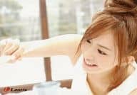 名塚佳織/横型・バストアップ・衣装白・目線左・右手筆/CD「名塚佳織キャラクターソングベストコレクション」特典ブロマイド