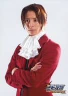 和田琢磨(御剣怜侍)/上半身・衣装赤・黒・腕組み・キャラクターショット/舞台「逆転裁判 逆転のスポットライト」会場限定物販