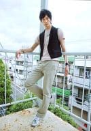 石橋脩平(石井努)/全身・衣装ピンク・ベスト黒・右手手すり・寄りかかり・私服ショット/ミュージカル DEAR BOYS 