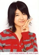 Berryz工房/徳永千奈美/バストアップ・衣装赤グレー・左手ピース・背景白/公式生写真