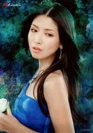 茅原実里/上半身・衣装青・左手花・目線右下・背景青/CD「境界の彼方」ソフマップ特典