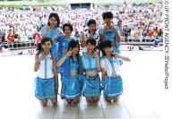 Berryz工房/集合(8人)/横型・全身・ピース・衣装青.白・徳永両手親指立て・背景観客/公式生写真